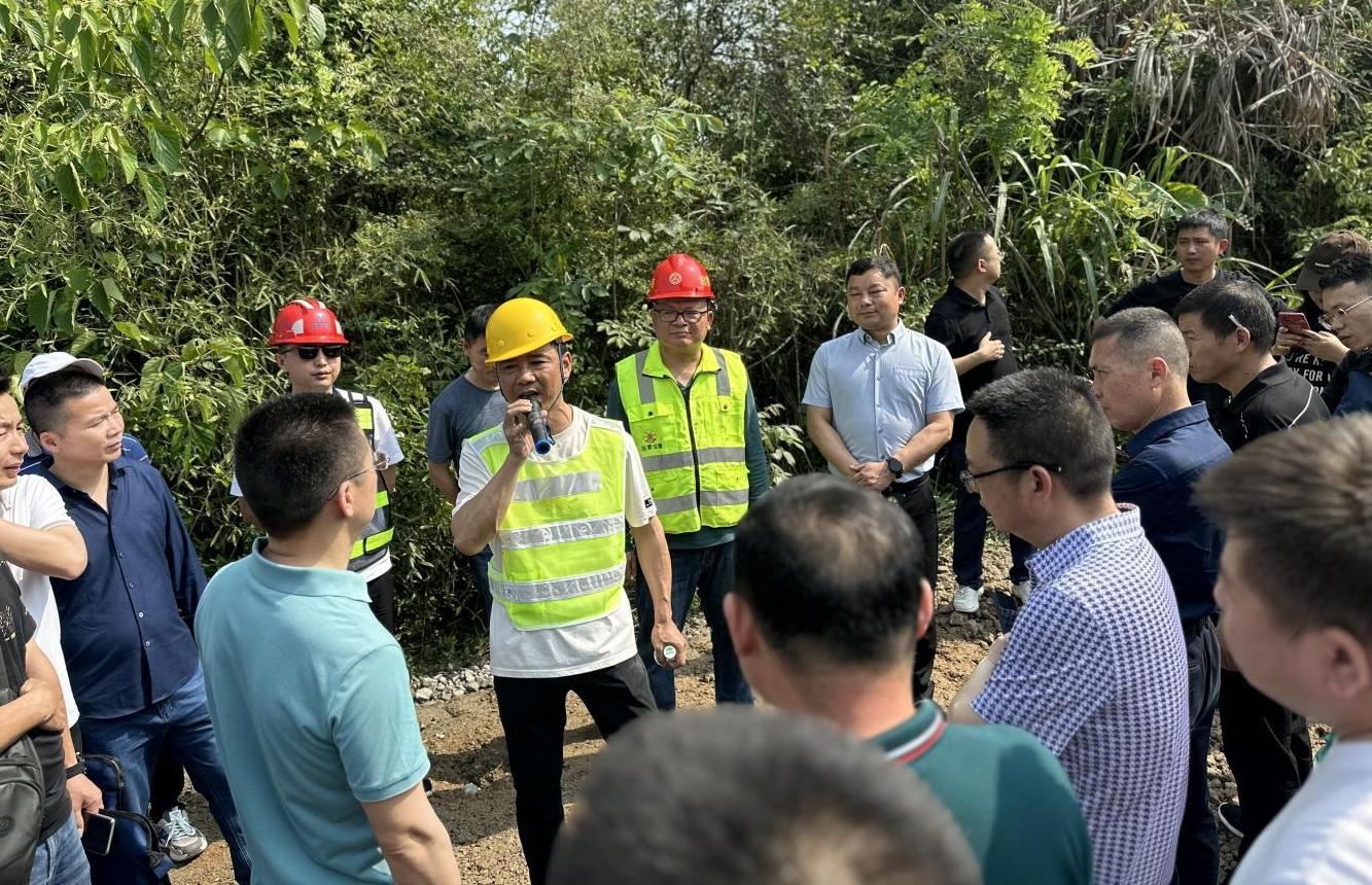 观摩组在S508线路面改善工程施工现场相识旧水泥混凝土板全厚式当场冷再生工艺