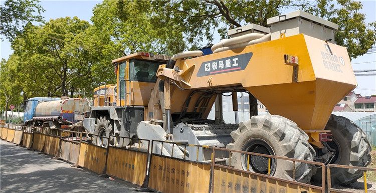 上海曹新公路水泥路面当场破碎项目